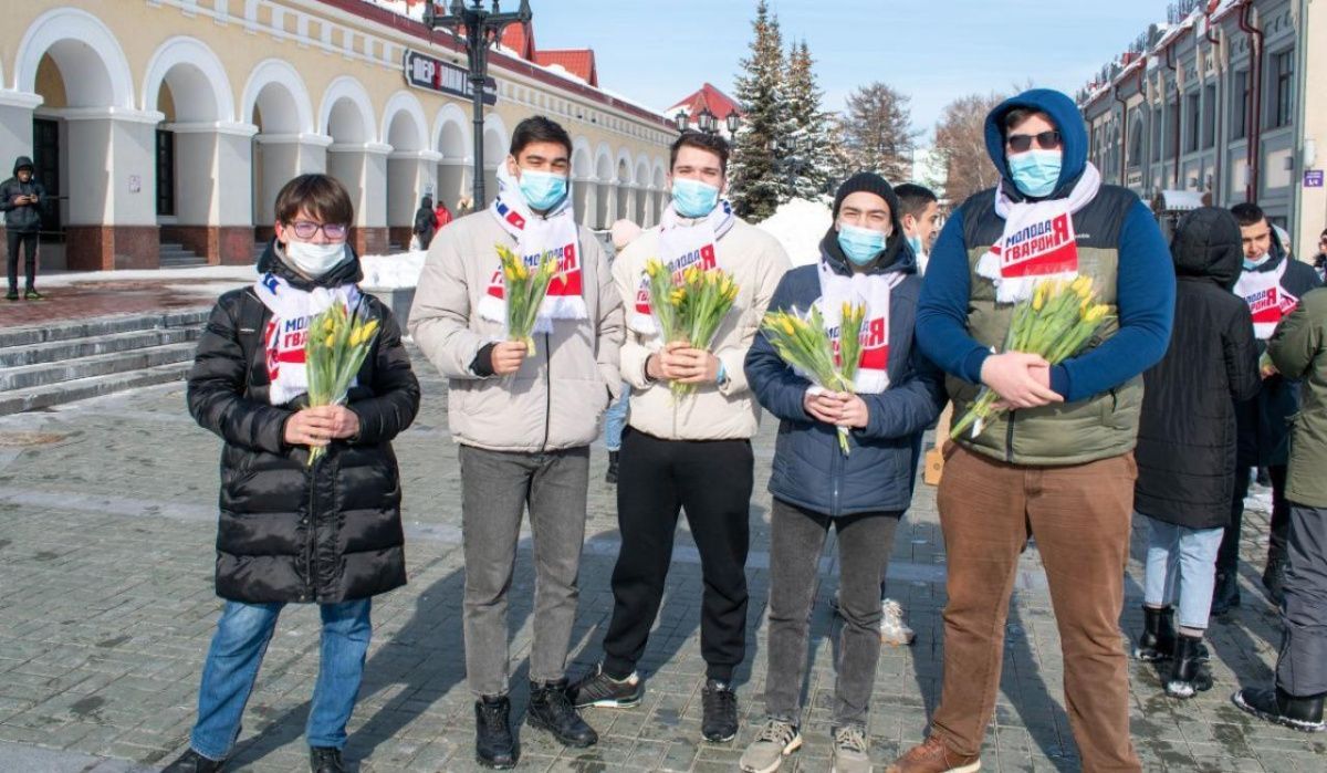  Жительницы Уфы получили цветы от «Молодой гвардии» и телеканала БСТ