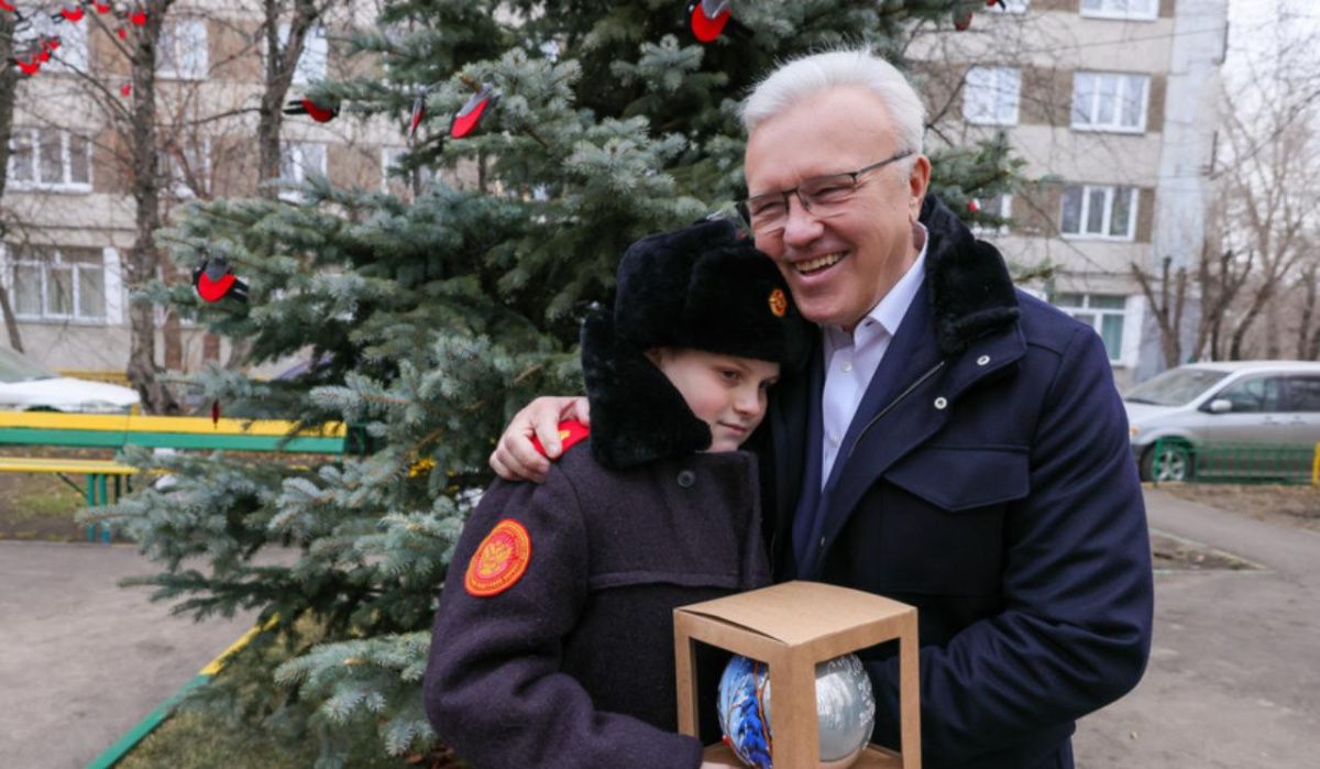 Губернатор Красноярского края по просьбе школьника посадил ель