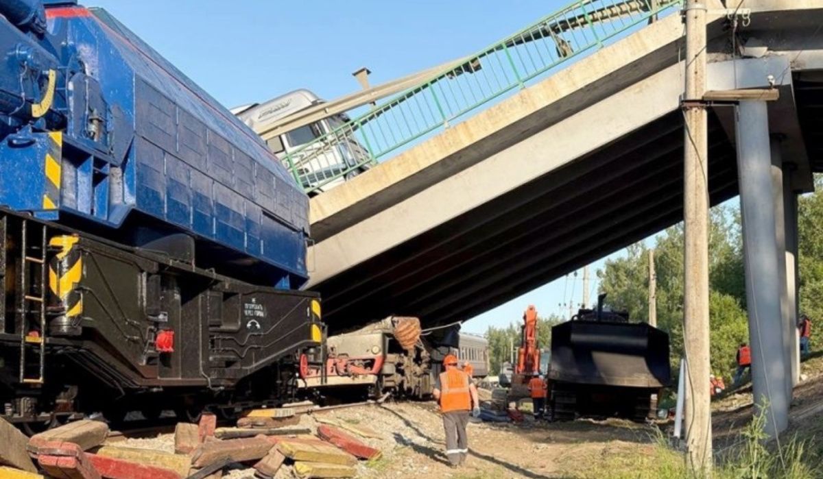 Богомаз сообщил о подрыве моста во время движения попавшего в ЧП поезда