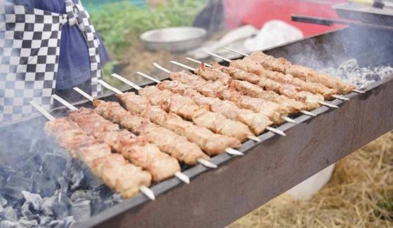 Жителя Красноярска обманули на килограмм шашлыка