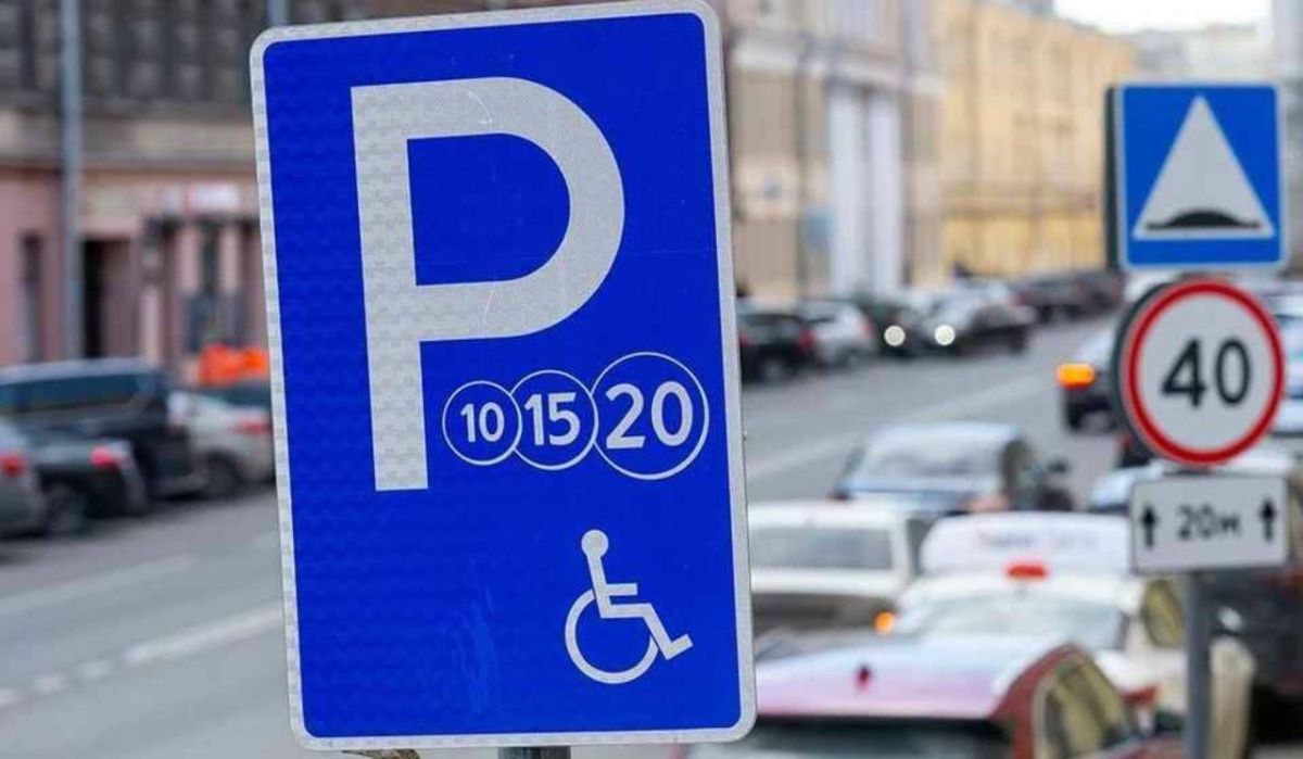 В Петергофе на двух автостоянках вновь ввели почасовую оплату