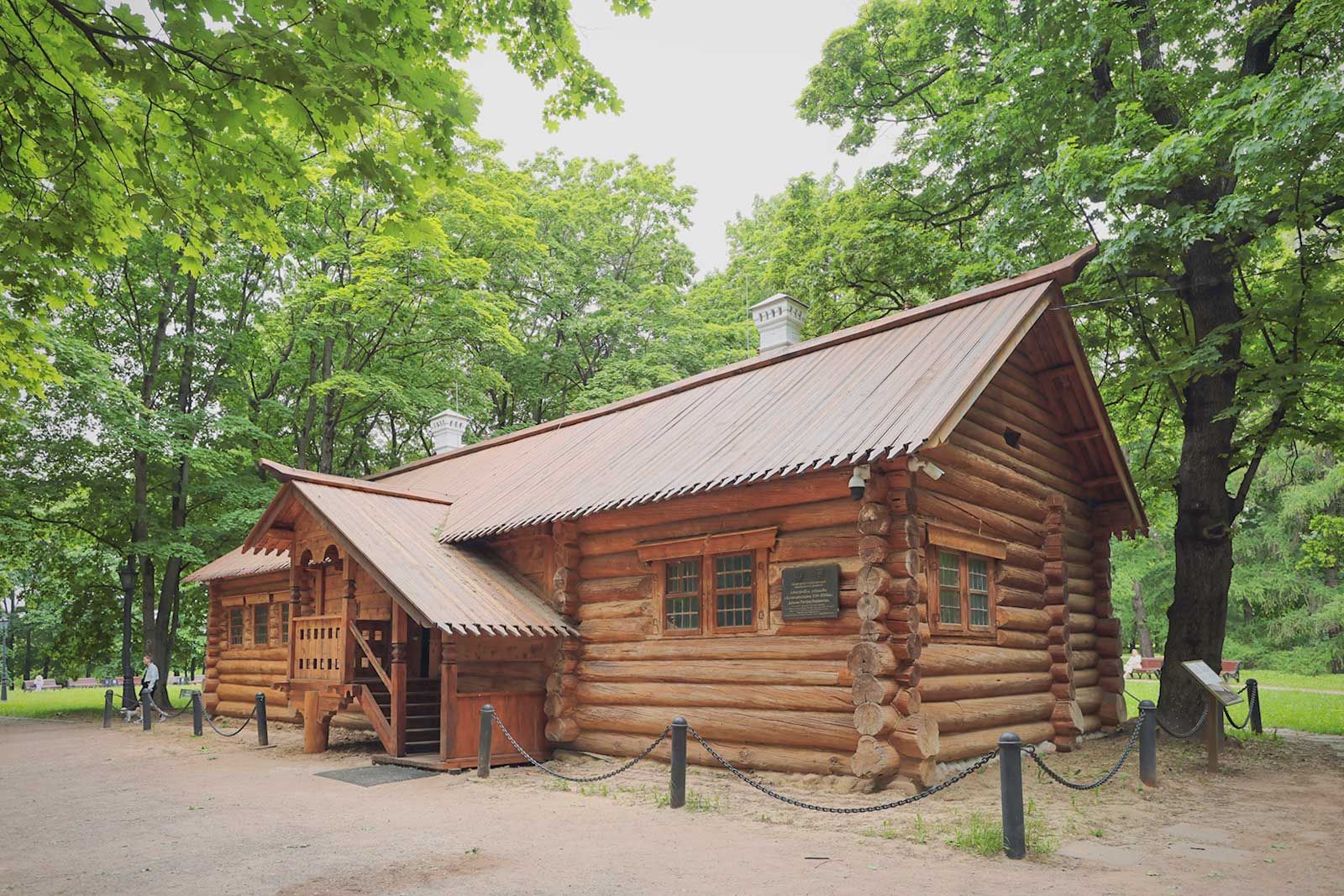 Сергей Собянин сообщил о завершении реставрации домика Петра I в Коломенском