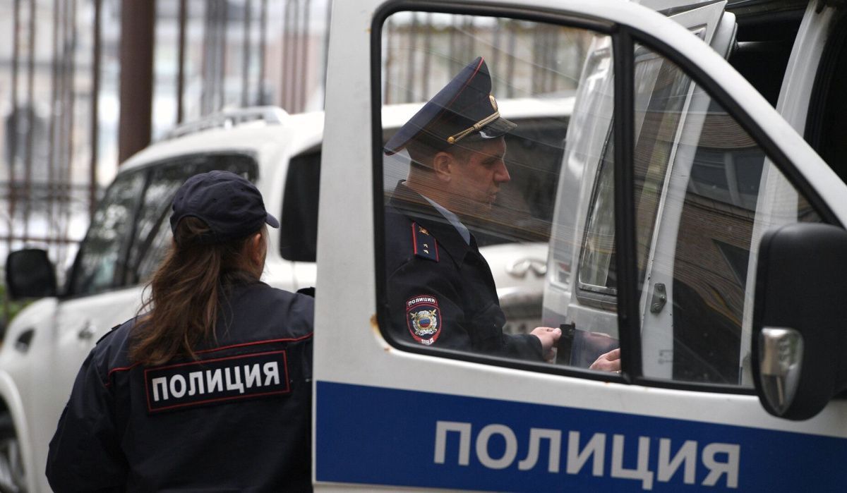 В Санкт-Петербурге мужчина с ножом напал на охранников магазина: один погиб