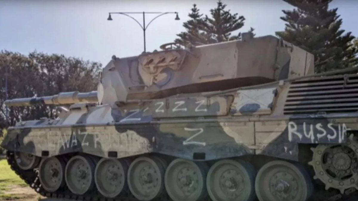 В Австралии танк Leopard расписали лозунгами &quot;Слава России!&quot;