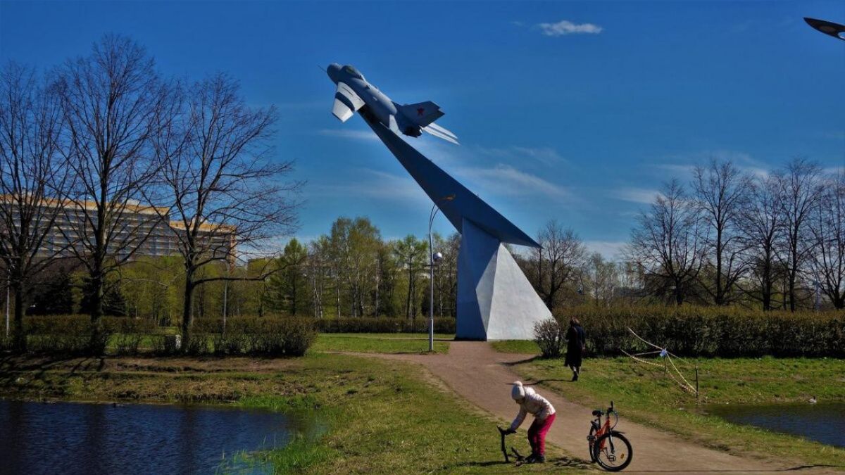 Чиновники Смольного наводняют Петербург однотипными спортивными площадками