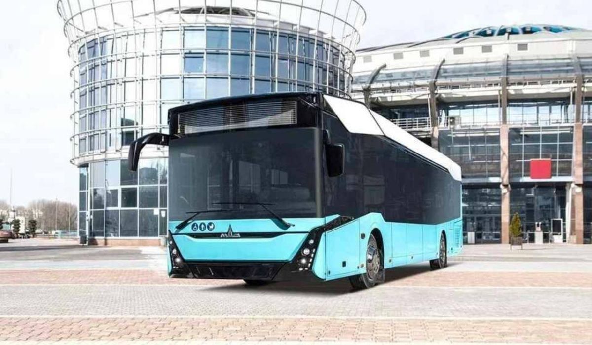 В Петербурге представили новый супернизкопольный электробус