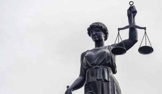 Главу одного из министерств Красноярского края задержали за взятку