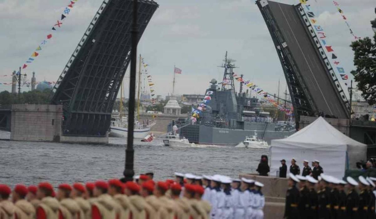 Концерт ко Дню ВМФ в Петербурге перенесли с Дворцовой площади