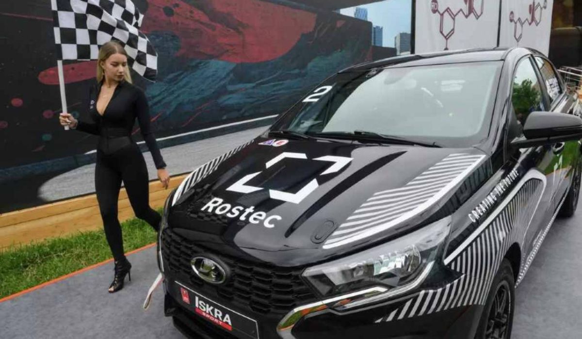 АвтоВАЗ представил гоночную модель Lada Iskra на ПМЭФ