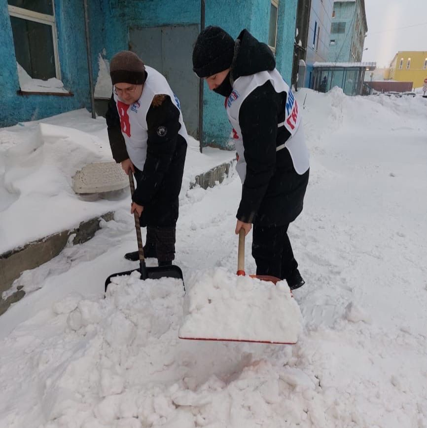 Молодогвардейцы Красноярского края дали старт серии акций по уборке снега