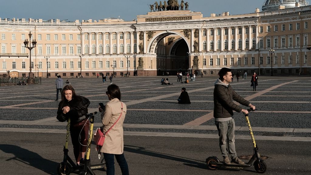 Начало майских праздников в Петербурге будет снежным и холодным