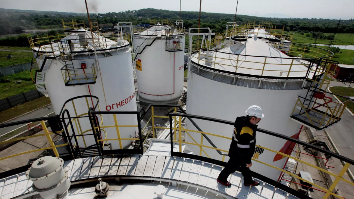 Путин продлил запрет на экспорт нефти и нефтепродуктов из-за потолка цен