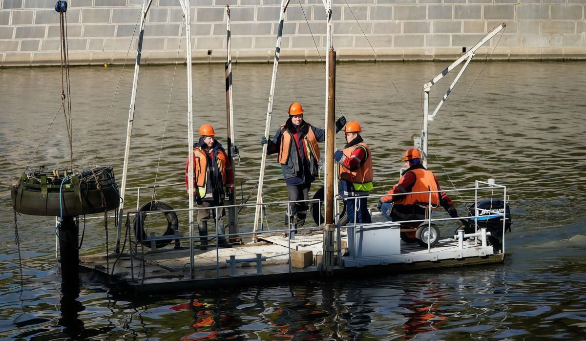 Плавающие фонтаны на Водоотводном канале Москвы убрали на зиму