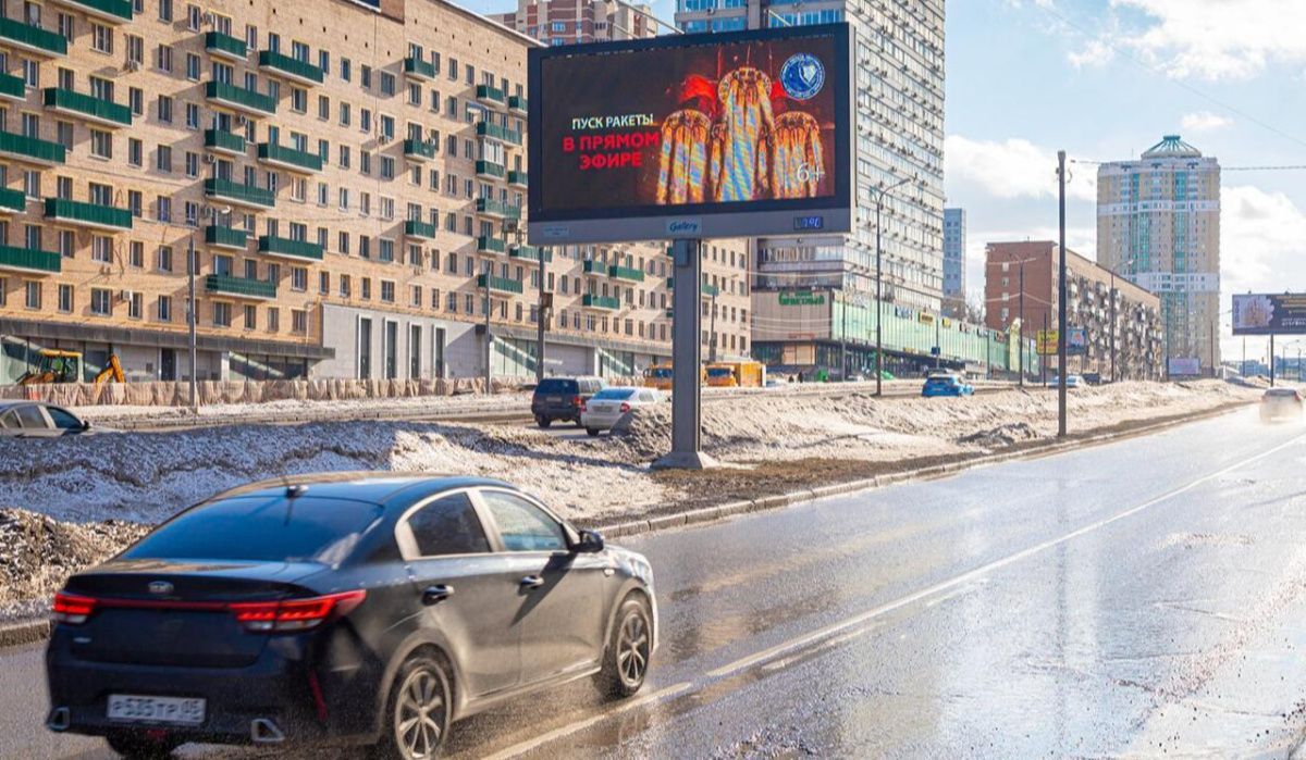 В Красноярске убрали десятки кубометров бумажной рекламы с улиц 