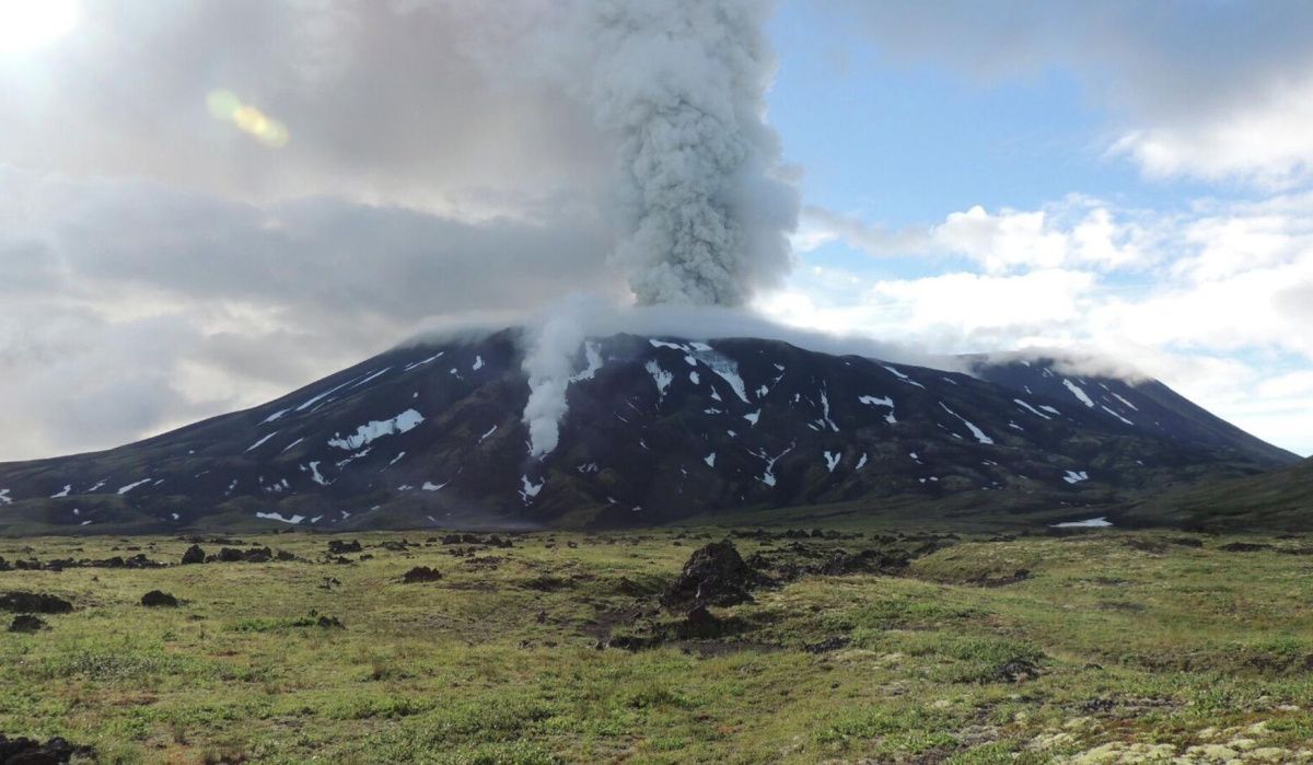 Вулкан Крашенинникова вновь выбросил пепел на высоту 3,4 км за сутки