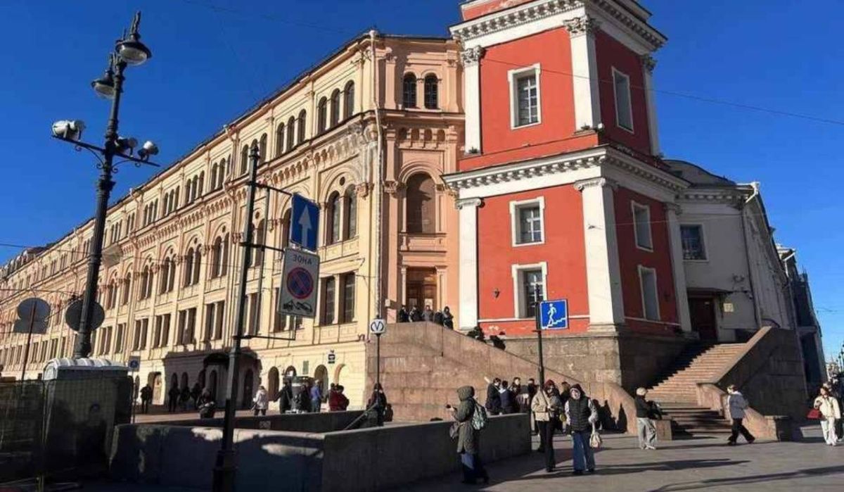 Уличным музыкантам запретят выступать у Думской башни в Петербурге