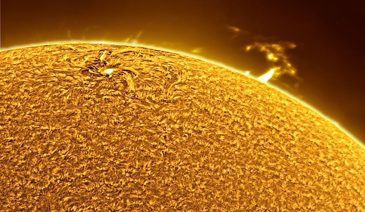 Сильная солнечная вспышка зафиксирована в ночь на 15 ноября