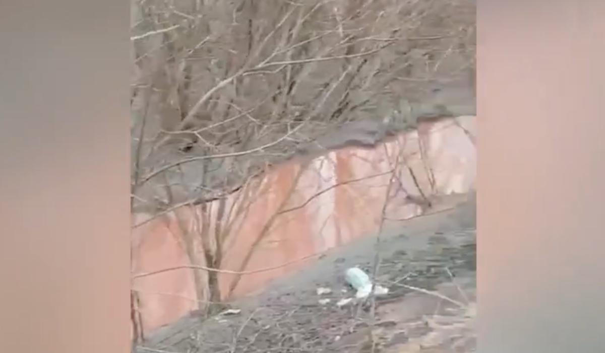 В Петербурге река окрасилась в красный из-за сброса неочищенных стоков