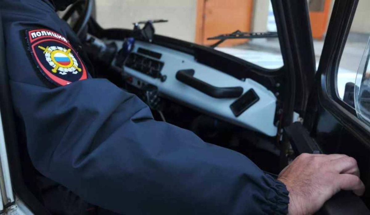 В Петербурге мужчина жестоко напал на падчерицу и её друзей