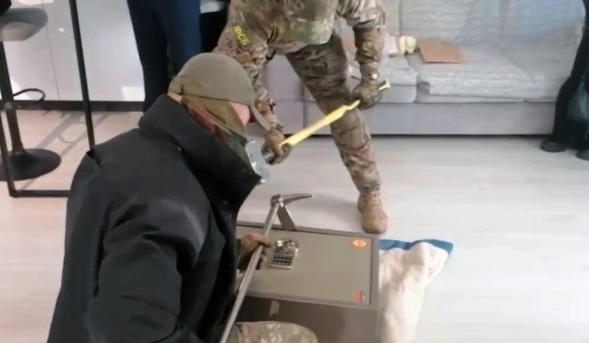 ФСБ Челябинска задержала троих представителей налоговой службы