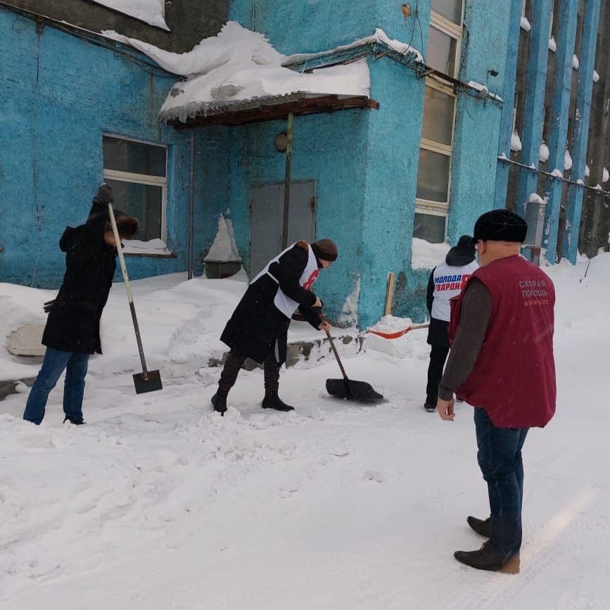 Молодогвардейцы Красноярского края дали старт серии акций по уборке снега