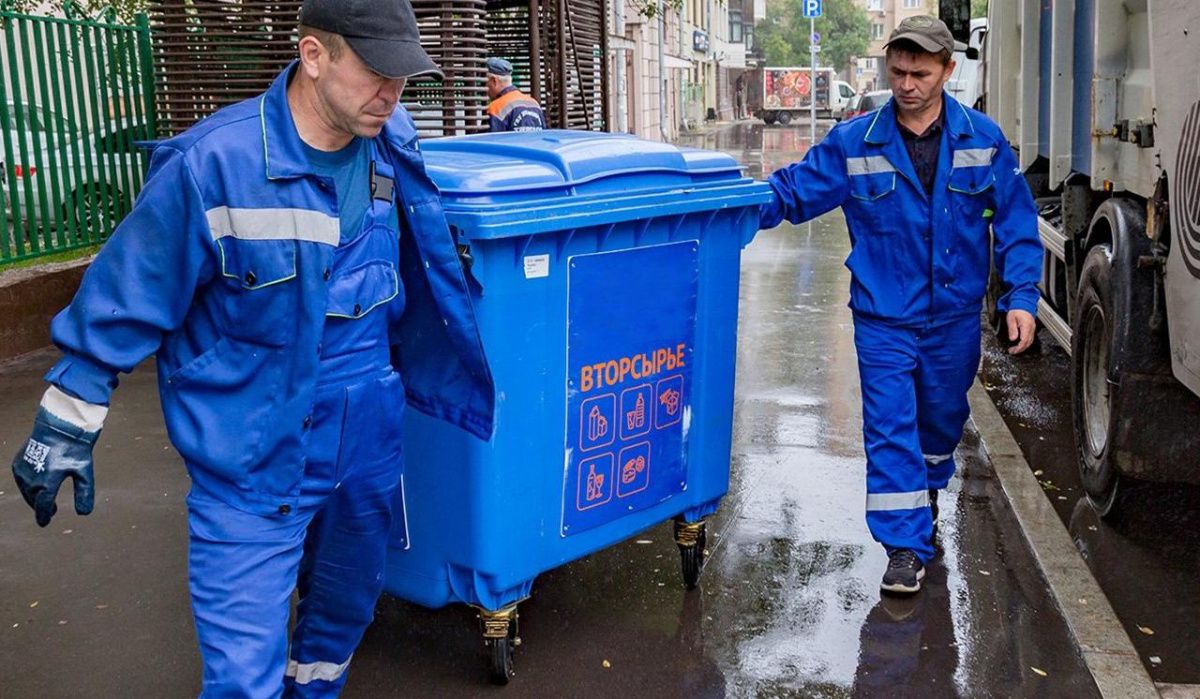 Житель Уфы на внедорожнике снёс контейнерную площадку