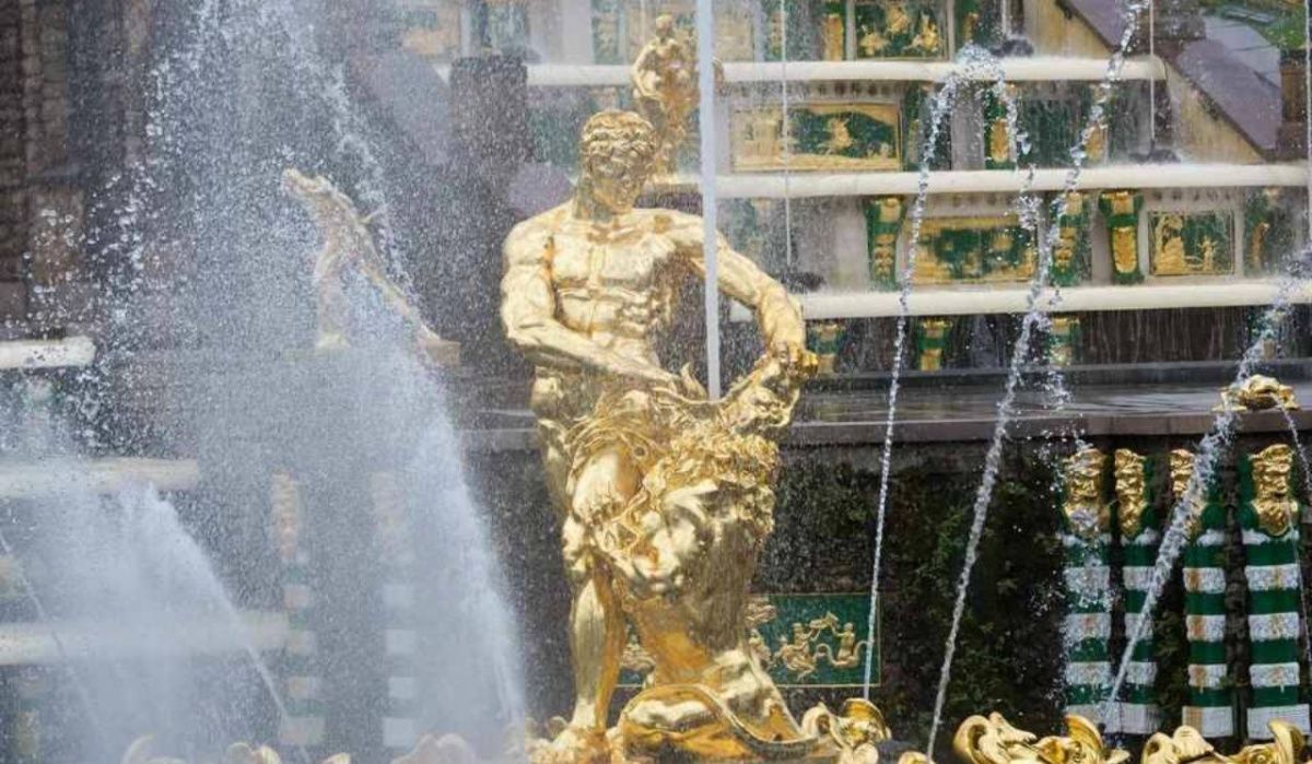 В Петергофе продлили сезон фонтанов
