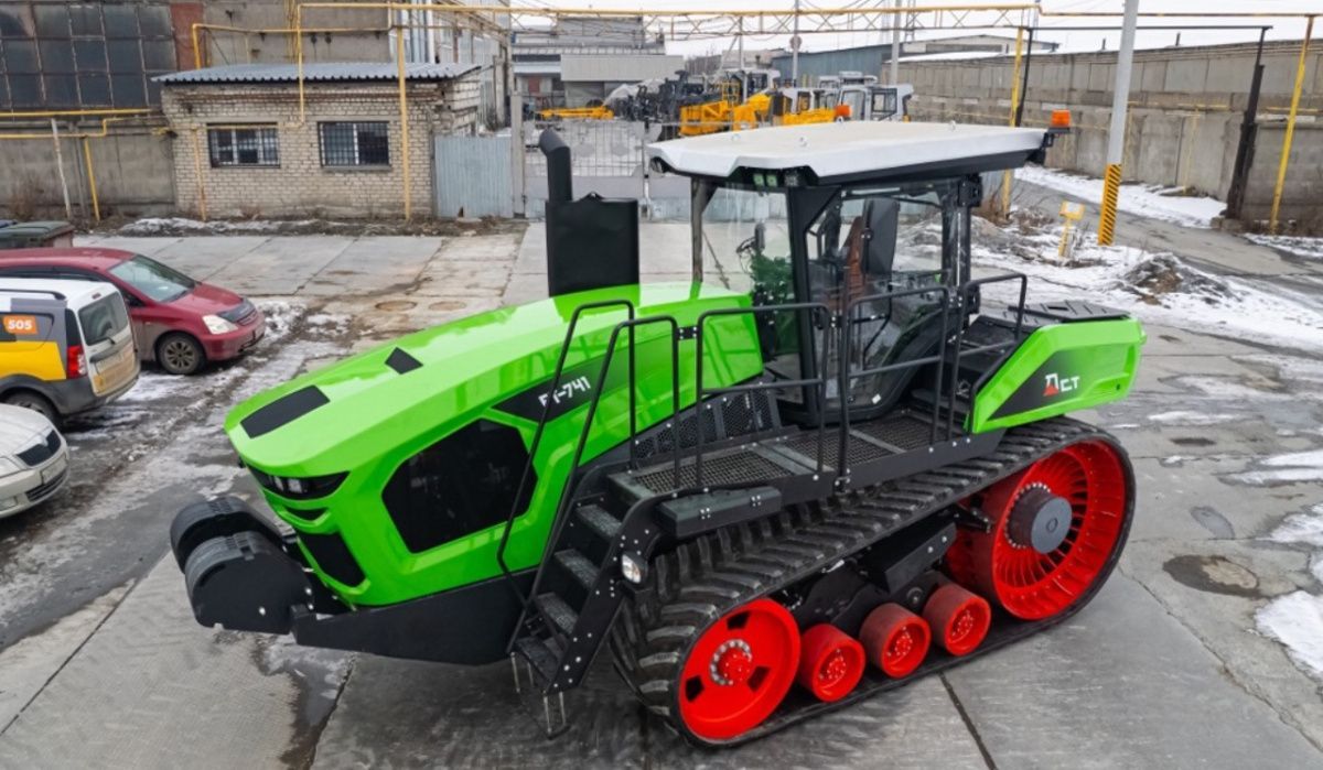 В Челябинске выпустили первый современный гусеничный трактор для аграриев