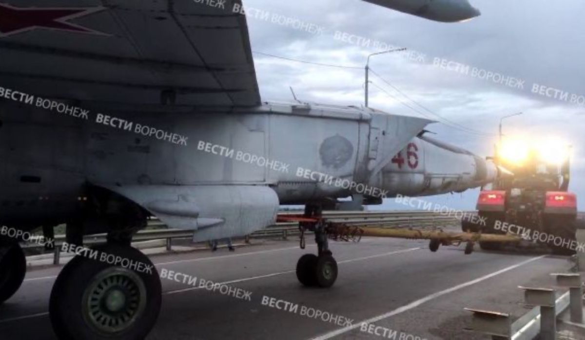 Трактор в Воронеже буксировал сверхзвуковой самолёт