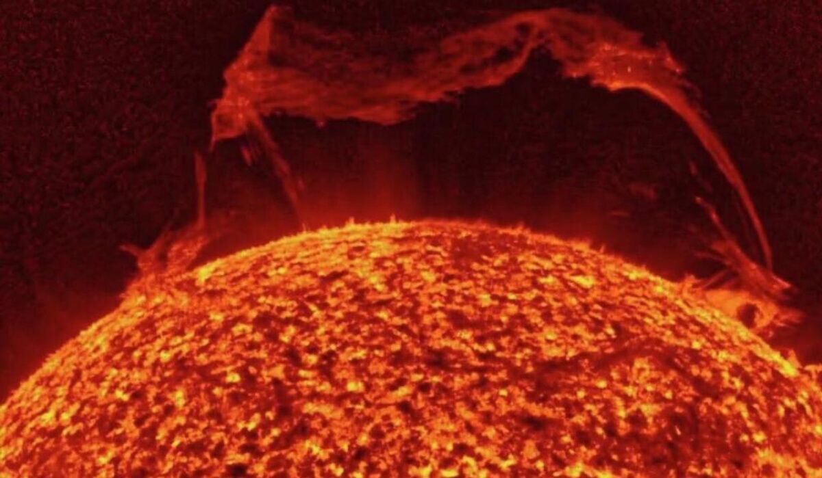 Гигантский протуберанец, в 80 раз больше Земли, отделился от Солнца