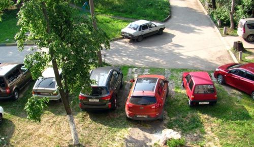 В Красноярском крае общая сумма штрафов за парковку на газонах составила более 1,5 млн рублей 
