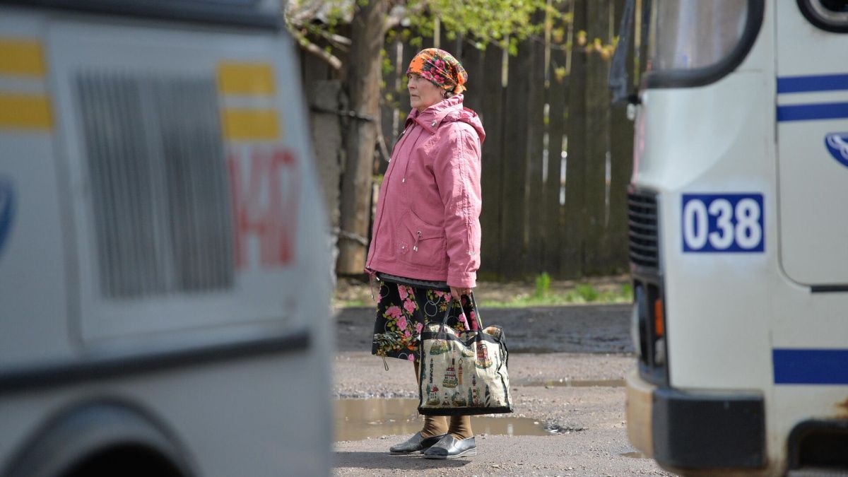 Не подойти. Новые остановки в Петербурге забыли оснастить дорогами