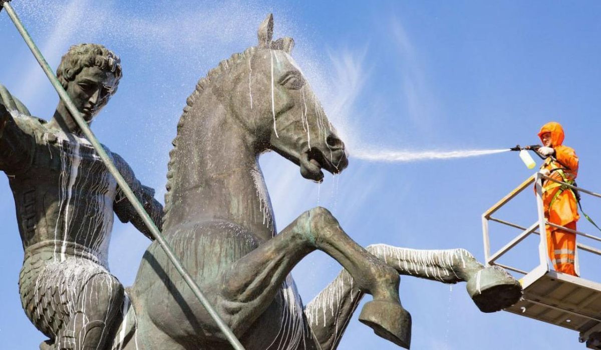 В Москве перед зимой промоют более тысячи памятников