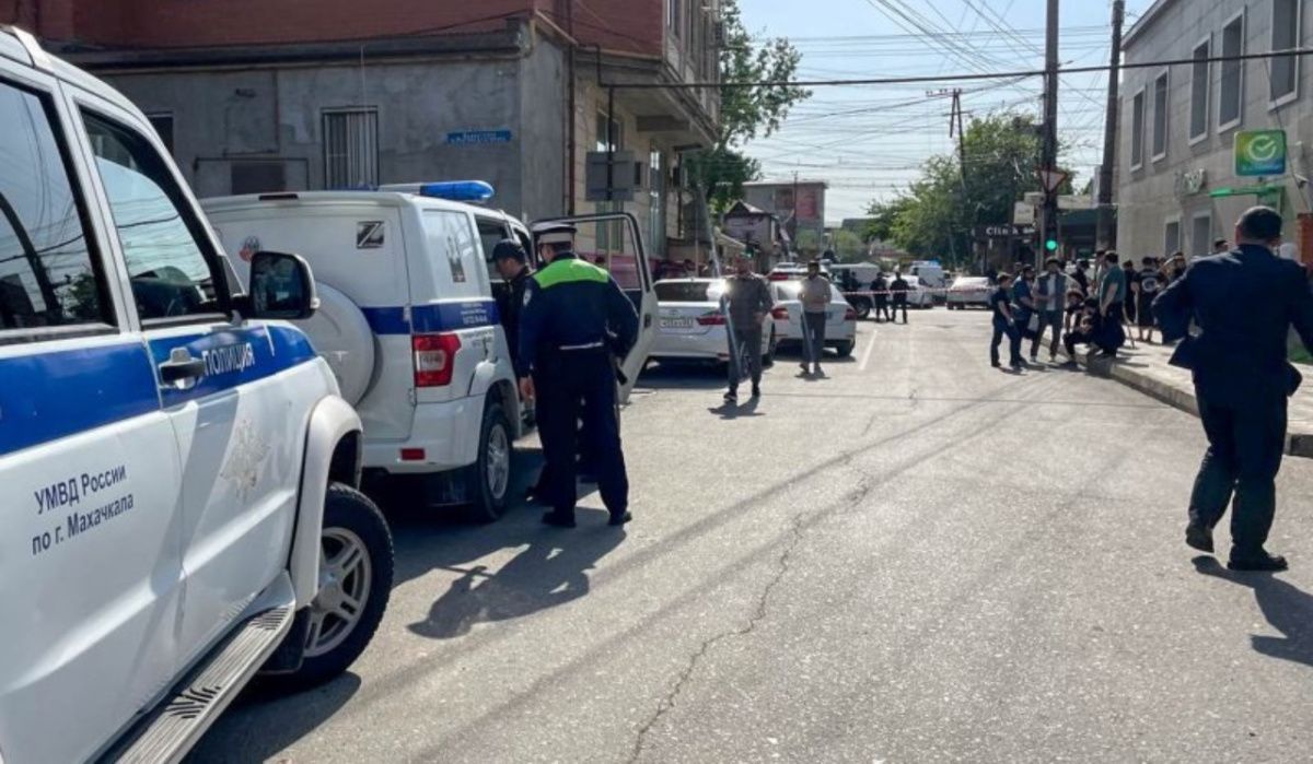 Перестрелка в Махачкале: трое полицейских погибли, сообщает МВД