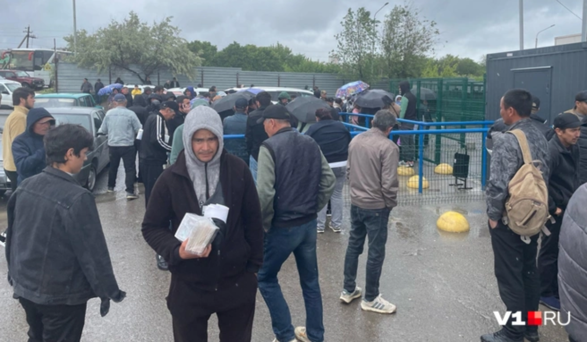 Толпы мигрантов окружили здание экс-центра батутов в Волгограде