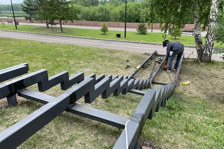 На Центральной набережной Краснояска начали строить лестницу и пандус