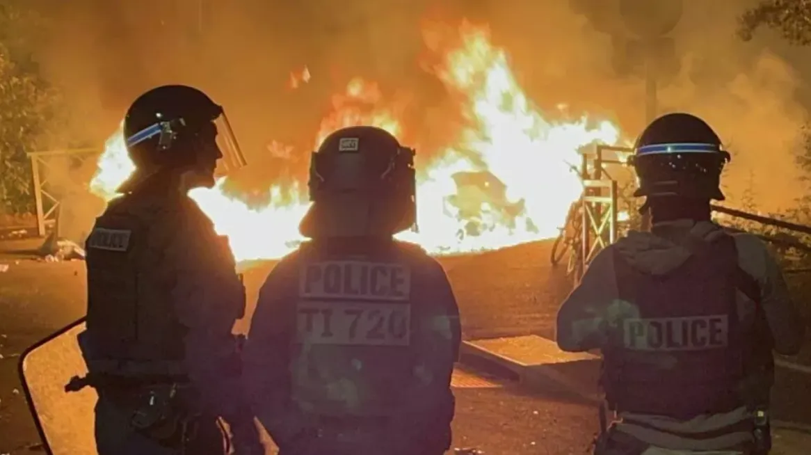 Во Франции подожгли более 1300 авто и 234 здания за ночь